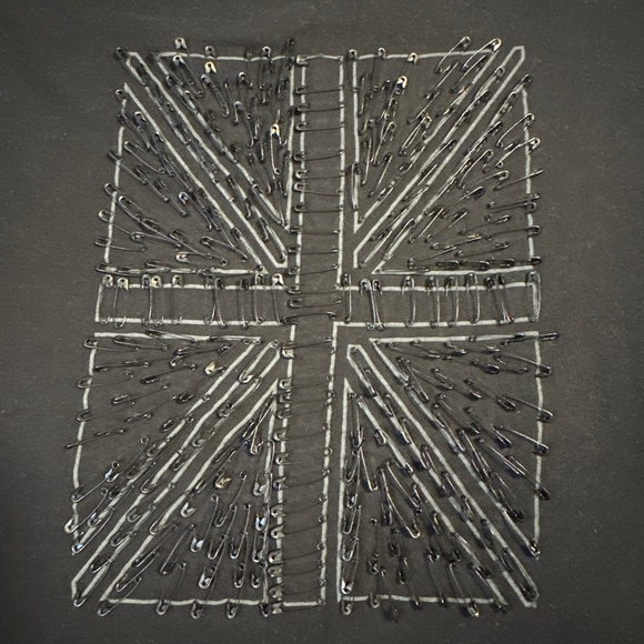 Smash shirt Union Jack British Flag Black Safety Pins Men's Clubwear Punk Grunge - Picture 5 of 7